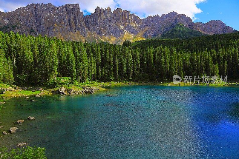 白云石高山Carezza绿松石湖- Karersee, Latemar, Tirol